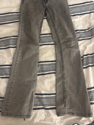 Gråa jeans från Nelly - Säljs inte längre på Nelly. Storlek 34💗skriv för frågor  