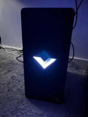 HP Victus 15L Stationär Dator - Snygg HP Victus 15L stationär dator i svart med belyst logotyp. Chassit är i fint skick utan synliga repor eller skador. Perfekt för gaming eller arbete, modern design och kompakt format. Alla portar och knappar ser hela ut. Och att den är nästan helt ny haft den i 1 månad och ni får med 5 spel 