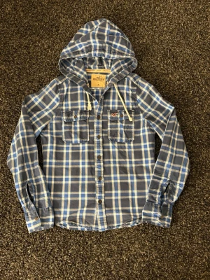 Blårutig hoodie-skjorta Hollister M - Säljer nu denna Sällsynta hollister hoodien | st M | Eftertraktad | skick 9/10 | obs kan gå ner i pris vid snabb affär! 