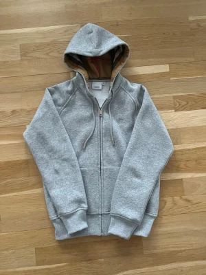Burberry tröja - Nyskick. Knappt använd. Tröjas är i storlek M men sitter mer som S.