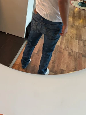 True Religon Jeans - True religion jeans till herr i väldigt bra skick modellen är Rocco vilket är lite mer slim men inte för slim fortfarande lite lösa, storlek 32, skriv vid minsta fråga eller fundering🔥👍
