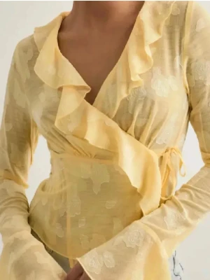 Gul blus från Nelly - Använd två gånger, i jättebra skick!☀️💛🌼