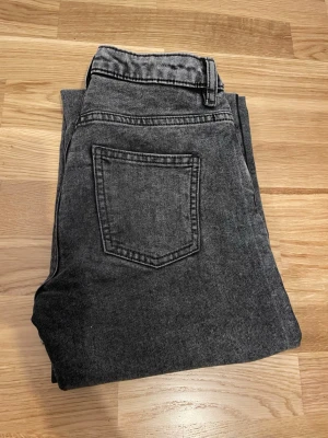 Gråa raka jeans - Säljer ett par gråa jeans med tvättad look och raka ben. De har mid/hög midja, klassiska fickor bak och fram. Jeansen är i ett mjukt denimtyg  och har en clean, stilren vibe som passar till allt. Jag rensar ut de pga att de har blivit för korta, jag är 163cm.