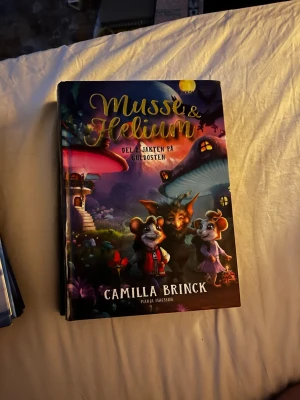 Musse & Helium bok 2 - Av Camilla Brinck. Som du ser är bokryggen lite skadad men det påverkar inte läsningen. Jag har även de andra 4 böckerna i serie ett, du kan köpa alla de för 180kr. Pris kan såklart diskuteras💕