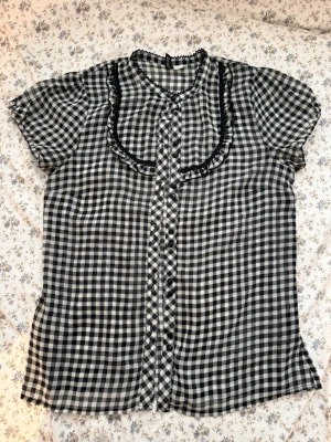 Tröja med knappar - Tröja från Divided (h&m). 💓💓💓💓