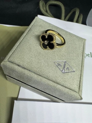 Äkta ringer - Helt ny med box och intyg och påse