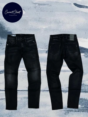 Replay Anbass svarta jeans, storlek 27/30 - Säljer ett par svarta Replay Anbass jeans med snygg tvätt och klassisk femficksmodell. Jeansen har normal passform och raka ben, tillverkade i stretchig bomullsblandning för extra komfort. Perfekta till sneakers eller boots.