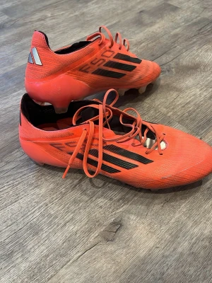 Adidas F50 elite - Säljer ett par Adidas F50 Elite. Skorna har mycket kvar att ge! Skriv för fler bilder och prisförslag!