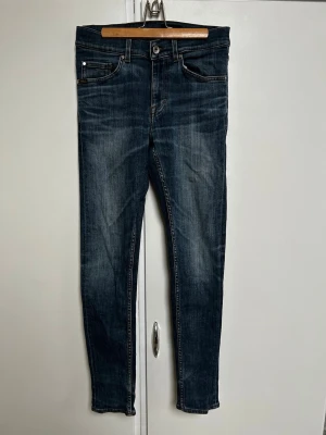 Tiger of sweden jeans i slimfit - Ett par snygga jeans från tiger of sweden i storlek W29 L32. De är blåa och är slimfit. De har snygga veck och tvättmärken. 