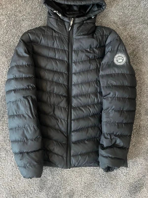 Vinson Pufferjacka - Svart pufferjacka från Vinson Polo Club. Står S, mer som XS för herrar.