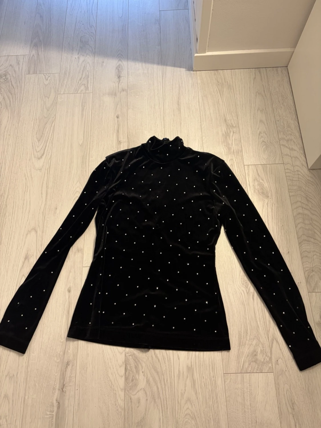 Svart sammets polotopp med pärlor H&M