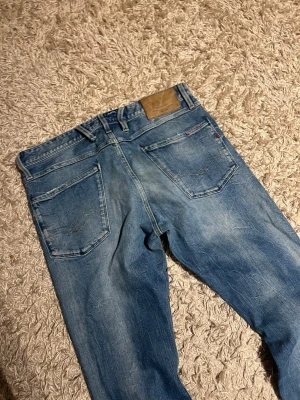 Replay anbass jeans slim fit herr w32 - Replay anbass jeans i slim passform. Storlek W32. Skön wash o små slitningar. Mycket bra skick övrigt, förutom liten defekt, se bild, inget stort. Postas samma dag som köp eller dagen därpå🙌💯