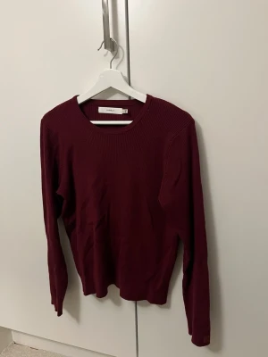 Vinröd ribbad tröja från InWear - Säljer en vinröd långärmad tröja från InWear. Tröjan är ribbad och har en klassisk rund halsringning. Perfekt till höst och vinter för en stilren och enkel look. Passar dig som gillar en basic men ändå snygg vibe.