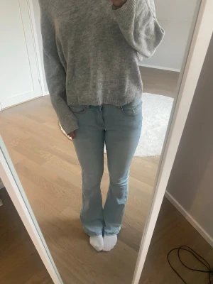 Ljusblå low flare jeans  - Säljer ett par ljusblå low flare jeans från BikBok   W36 L34