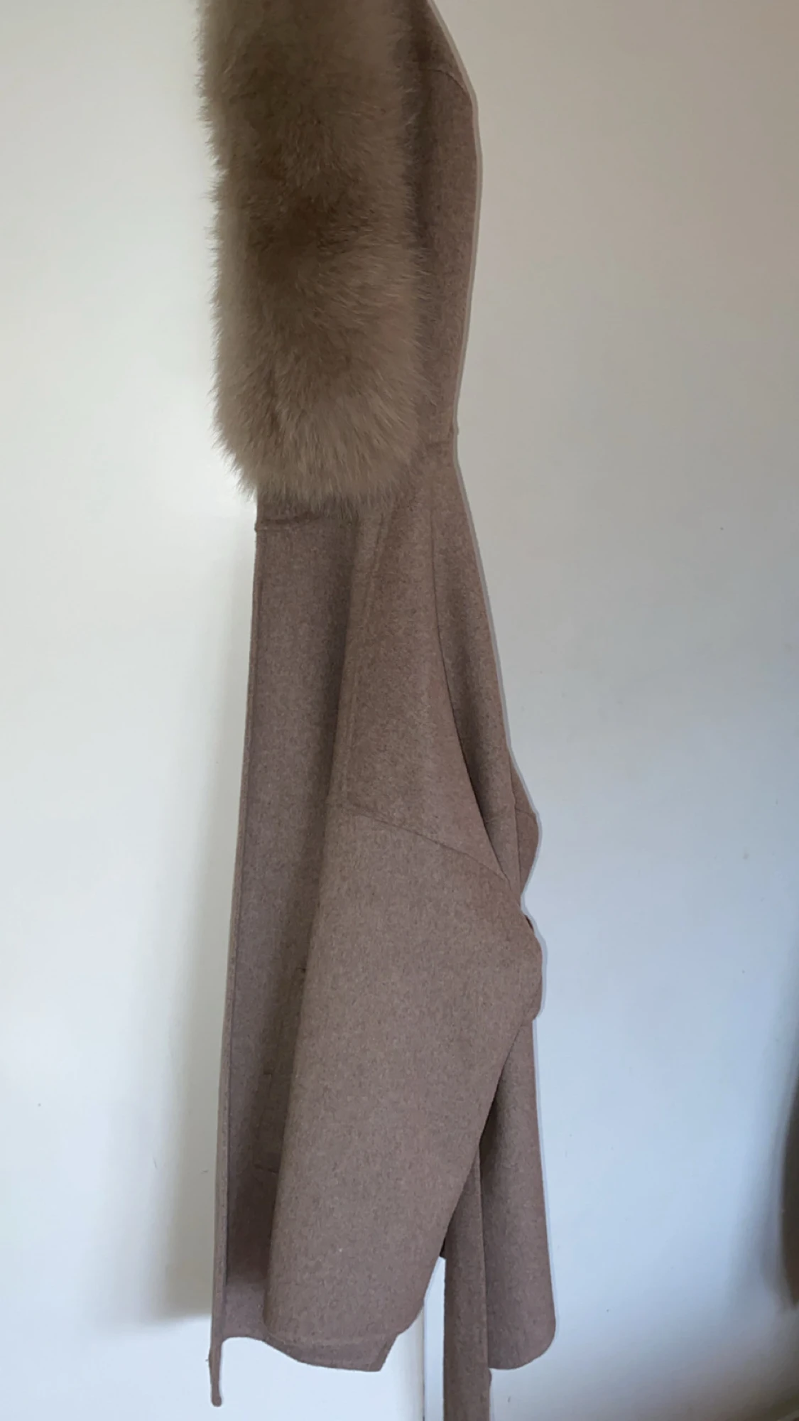 Beige kappa med fuskpäls och bälte - 3