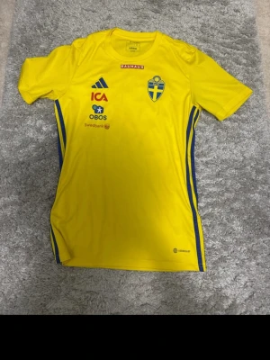 Sverige fotboll tröja - Helt oanvänd tröja, men saknar prislapp. Är i topp skick och kag garanterar att du blir nöjd