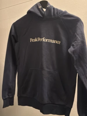 Hoodie Peak Performance  - Säljer en hoodie Peak Performance i fint skick (dock saknas snöret till huvan). Det står storlek XS och har passat ca 11-12-åring.