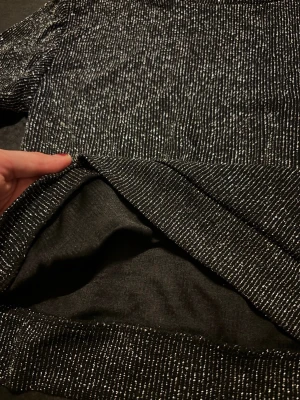 Glittrig topp - En glittrig och festlig långarmad topp! Storlek 170 men bör också passa xs/s. Fint skick! 💗