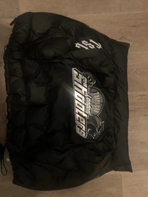 Trapstar svart dunväst S - Säljer en svart dunväst från Trapstar. Västen har en quiltad design, dragkedja framtill och justerbar dragsko nedtill. Perfekt för dig som vill ha streetwear-vibe. Jättebra skick endast använd fåtal gånger.