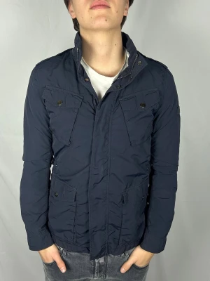 Woolrich Fieldjacket  - Size: M Skick: 9/10, väldigt bra utan märkbara defekter. Retail pris: 4000kr (+). Modellen är 185cm och väger 78kg. Hör av dig vid frågor eller funderingar!