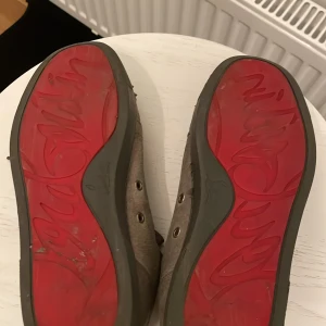 Gråa Louboutins - Gråa loubitins stl 43 helt okej skick. De används inte längre. 