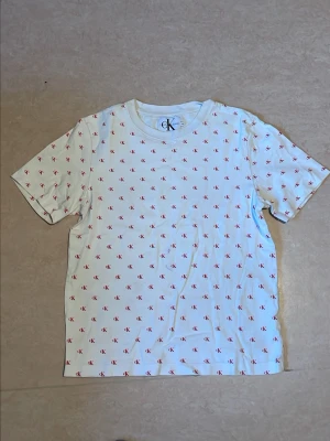 Calvin Klein tröja  - Tröja, Calvin Klein, Man i storlek XS.  Finns en fläck på framsidan och ett litet hål på ena ärmen. Bifogar bild. Det finns lite missfärgning runt halsen.