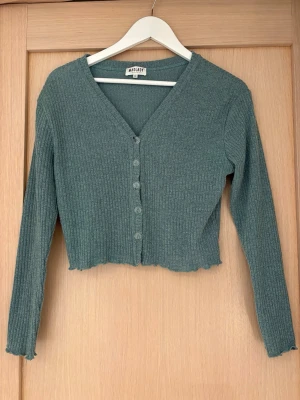 Grön ribbad kofta från Madlady - Säljer denna kofta från Madlady i storlek S