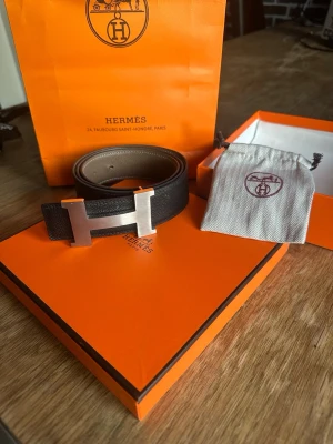 Bälte  - Nu har vi äntligen fått in denna riktigt populära bälte, i äkta läder givetvis men även reverseable ”två sidig” alla lådor och extra grejer finns och följer med vid köpet. Bältet i sig är i väldigt bra skick och inga extra hål har tagits därmed kan man öka själv om man vill.  hör gärna av er vid minsta funderingen så svarar jag er så snabbt jag kan! 