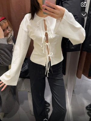 Tröja med snörning - Supersnygg tröja med snörning, kommer inte till användning, använd en gång, super fint skick som ny!