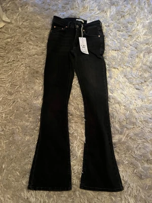 Svarta low waist bootcut jeans stl 34 - Snygga svarta bootcut jeans från Perfect Jeans i storlek 34. Modellen har låg midja, HELT NYA, säljer pga att jag beställde två storlekar var av en inte passade😊, pris kan diskuteras 