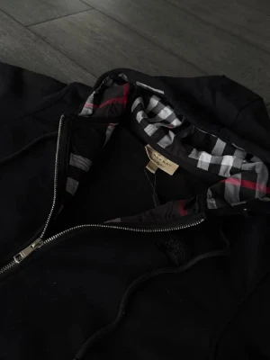 Burberry kofta  - Hej säljer en äkta burrbery kofta som jag köpt för 3100 för 8 månader sen men som nu e för liten som ja måste sälja den för tyvärr 