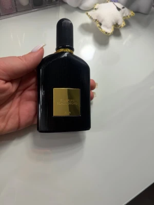 Tom Ford Black Orchid 40ml - Stilren och lyxig parfym från Tom Ford. Black Orchid i 40 ml-flaska, perfekt för dig som vill sticka ut med en exklusiv touch i din samling.