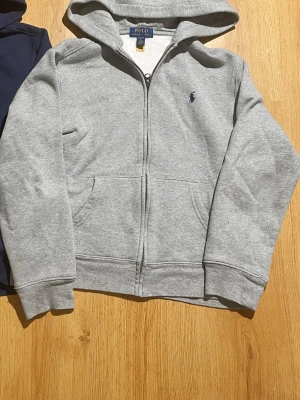 Ralph Lauren  - Hej säljer 2 zip som är för små för mig. Storlek 14-16 år på båda men skulle säga att dom är 10-12 år så om du är 150-160 cm passar den perfekt.                                                                        