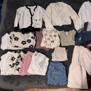 Klädpaket flicka stl 80 - Klädpaket till tjej i stl 80. Helt och rent i fint skick.
