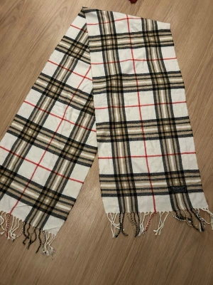 Burberry halsduk - Stilren halsduk med ljusa färger som passar till allt. Aldrig använd. Pris kan diskuteras!🤩