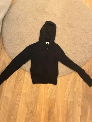 Marinblå stickad tröja med dragkedja - Super mysig och fin stickad tröja med drag kedja från Gina Young