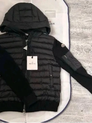 Moncler cardigan  - Säljer en svart moncler cardigan. Man kan skanna den och man får med en moncler påse och lappar. Vid snabb affär kan priset dirkuteras annars 1900kr