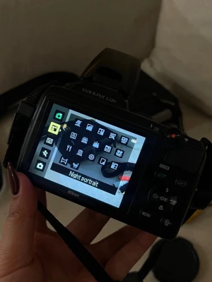 Nikon Coolpix l120 - Säljer en Nikon Coolpix kamera i bra skick, hör av dig vid frågor eller för bilder tagen med kameran. Kameran är batteridriven. (Simkort medföljer ej) jag skickar med batterier och fodral💕