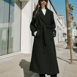 Svart kappa - Säljer en svart lång kappa från Zara. Endast använd 2 ggr så i bra skick. Varm kappa som passar alla tillfällen. Pris går att diskutera nypris från 1300kr.