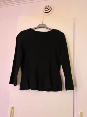 Svart stickad tröja från STOCKH LM - Säljer en svart stickad tröja från STOCKH LM i storlek S. Tröjan har lätt utsvängda ärmar och en enkel, klassisk rund halsringning. Passformen är normal och materialet känns mjukt och följsamt. Perfekt till höst och vinter!