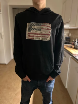Ralph lauren - Ralph lauren hoodie två lagade hål annars fin