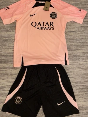 Psg set  - Säljer ett PSG set i storlek S för 599 kan gå ner  pris på ett snabbköp till 499  . Kan köpa bara T-shirten för 399.