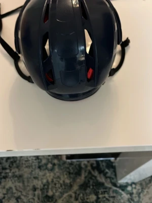 Hockey hjälm  - Blå hockey hjälm S ganska bra gick säljer den på grund av att den inte passar längre 