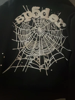 Svart vit sp5der hoodie - Svart vit sp5der hoodie äkta!