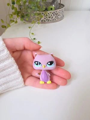 Littlest pet shop - Littlest Pet Shop OWL #1508 Purple Owl blue eyes Generation 2, vilket gör den mer värd Finns fler i min profil för samfrakt