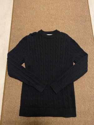  Kabel stickad tröja - En fet kabel stickad tröja från Selected Homme. Knappast använd ca 2-3 gånger. Tvättats en gång. Storlek S. Ord pris: 900. Mitt pris 225😉🙌🏻