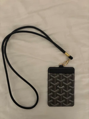 Svart Go4yard plånbok med axelrem - Jag säljer en helt ny svart go4yard plånbok med axelrem.