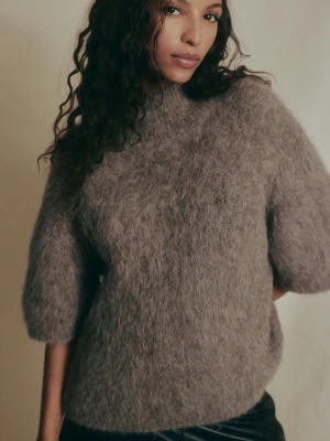 Topp - Alpaca blend knitted polo top från Gina tricot. Storlek L och sitter oversized på mig som använder s/m! Så snyggt. Nypris 799,95kr och är slutsåld 