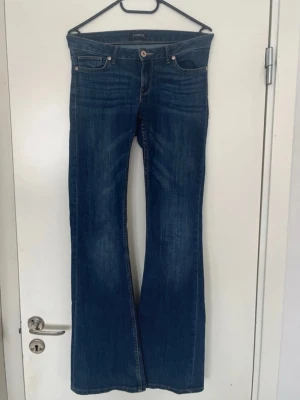 bootcut jeans  - lågmidjade mörkblåa bootcut jeans ifrån Lindex 💕💕