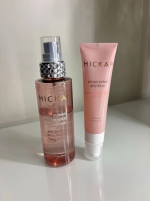 Hickap primer & setting spray duo - Säljer ett kit med Hickap Glow Monkey Setting Spray i rosa flaska och Preppy Prime Grip Lover primer i ljusrosa tub. Säljer båda två i ett pack tillsammans. Som man kan se så är lite mindre än halva använd och primern är endast testad ca 2 gånger så nästan full. Skriv om ni undrar något!
